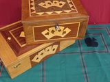 deux boîtes en bois contenant des cartes à jouer, posées sur une table