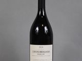 une bouteille de vin posée sur une table