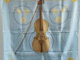 une écharpe sur laquelle est représenté un violon