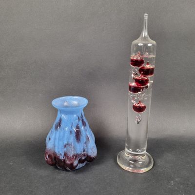 deux vases posés l'un à côté de l'autre sur une table