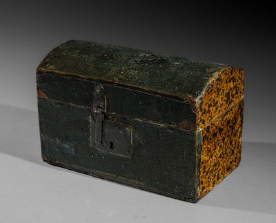 une petite boîte en bois munie d'une serrure