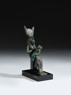 une image représentant une statue d'un homme tenant un serpent