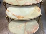 table à trois niveaux avec plateau en marbre et pieds en laiton