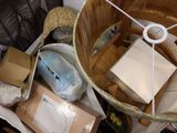un panier rempli d'objets posé sur une table