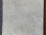 un livre posé sur une table