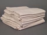 une pile de linge plié, empilé les uns sur les autres, posée sur une table