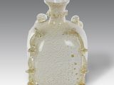 an image of a white vase with a gold decoration