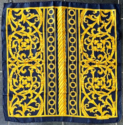 CHRISTIAN DIOR. Carré en twill de soie imprimée à décor d'or…
