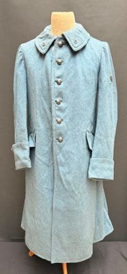 Capote, modèle 1920, en drap bleu, à 1 rangée de boutons. Do…