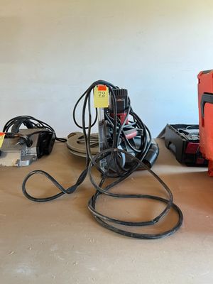 une machine rouge posée sur une table