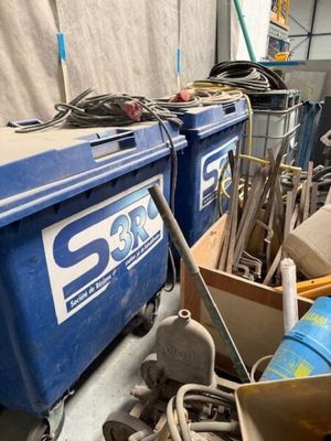 beaucoup de bric-à-brac dans une pièce remplie d'outils