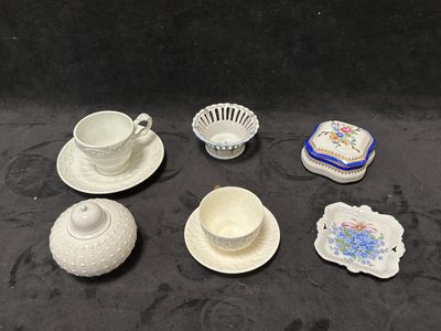 beaucoup de petits plats et de tasses posés sur une table