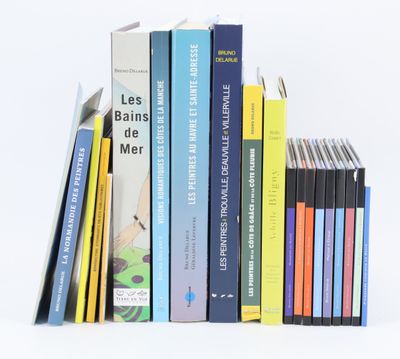 plusieurs livres sont empilés sur une surface blanche