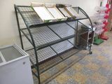 une étagère métallique sur laquelle se trouve un livre, dans une pièce