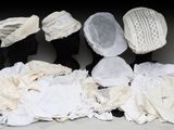 de nombreux types de chapeaux posés sur une table