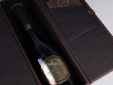 une bouteille de vin dans un coffret sur une table
