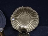 a gold plate and a silver plate sitting on a table