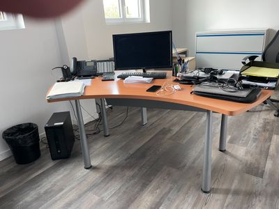 un bureau sur lequel se trouvent un ordinateur et un portable