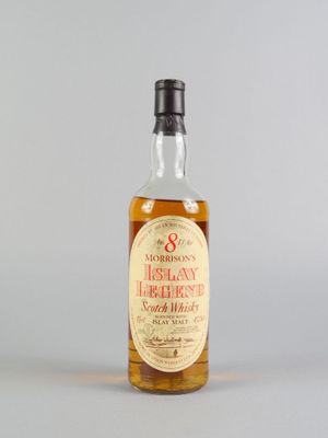 une photo d'une bouteille de whisky posée sur une table