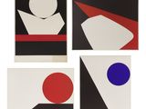 un ensemble de quatre tableaux abstraits noirs, blancs, rouges et bleus