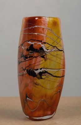 deux vases posés sur une table
