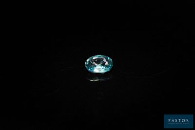 gros plan d'un diamant bleu sur une surface noire