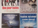 quatre affiches de cinéma posées sur une table, sur fond blanc
