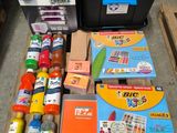de nombreux articles qui sont posés sur une palette dans l'entrepôt