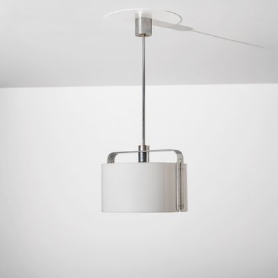 une lampe blanche suspendue au plafond dans une pièce