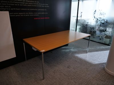 une table placée au milieu d'une pièce