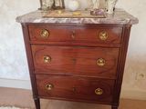 une commode en marbre dans le coin d'une pièce