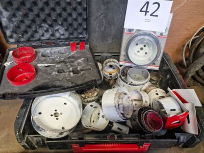 une boîte à outils remplie d'outils et de divers autres objets