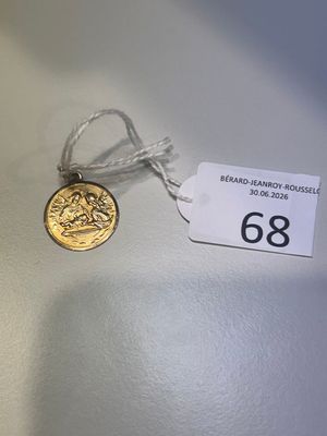 une pièce d'or posée sur la table, avec une étiquette indiquant son prix