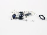 un gros plan sur un bouquet de diamants bleus et blancs