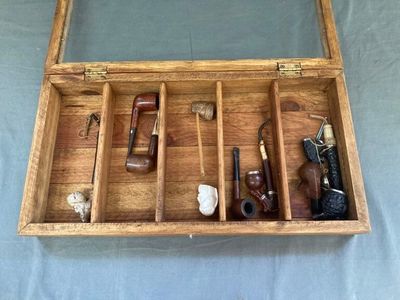 une boîte en bois contenant tout un tas d'objets divers
