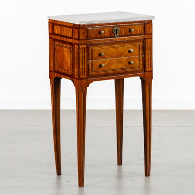 une image d'une petite table en bois avec un plateau en marbre