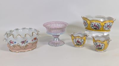 quatre types différents de vases et de coupes sur la table