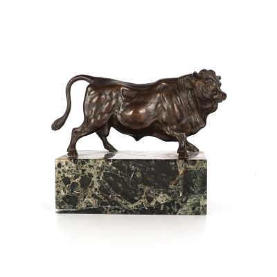 statue en bronze représentant un taureau, posée sur un socle en marbre, sur fond blanc