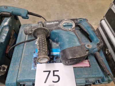 une photo d'un marteau et d'autres outils posés sur une table