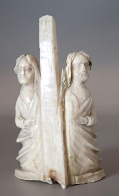 une image représentant une statue de deux femmes tenant une croix