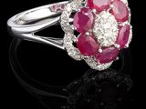 bague ovale en rubis et diamants sur fond noir