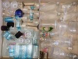 une boîte remplie de bouteilles en plastique vides et d'autres objets