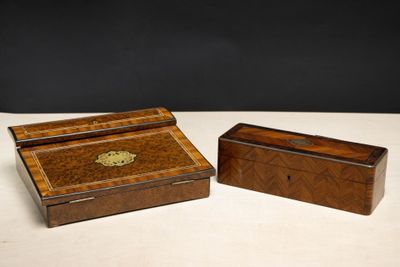 deux petites boîtes en bois posées sur une table blanche