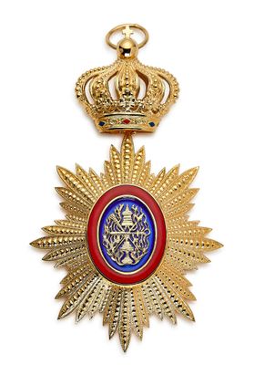 Gros plan sur une médaille surmontée d'une couronne