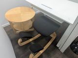 un bureau avec une chaise et une table dans un coin de la pièce
