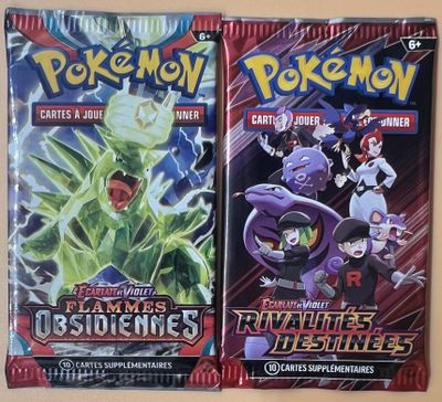 Deux paquets de cartes à collectionner Pokémon sont posés sur une table