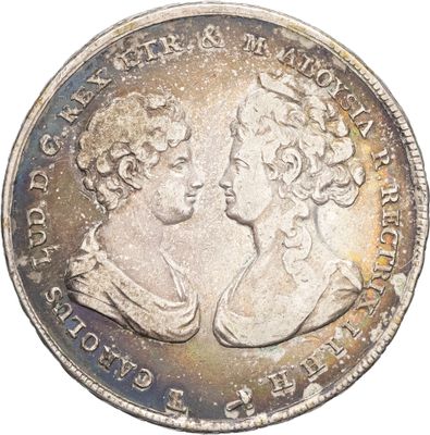 un gros plan d'une pièce de monnaie sur laquelle figurent deux femmes