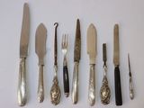 beaucoup de couteaux et des couteaux qui sont sur la table