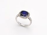 bague en saphir bleu et diamant sur fond blanc