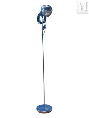 un lampadaire bleu avec un pied en métal et un abat-jour bleu